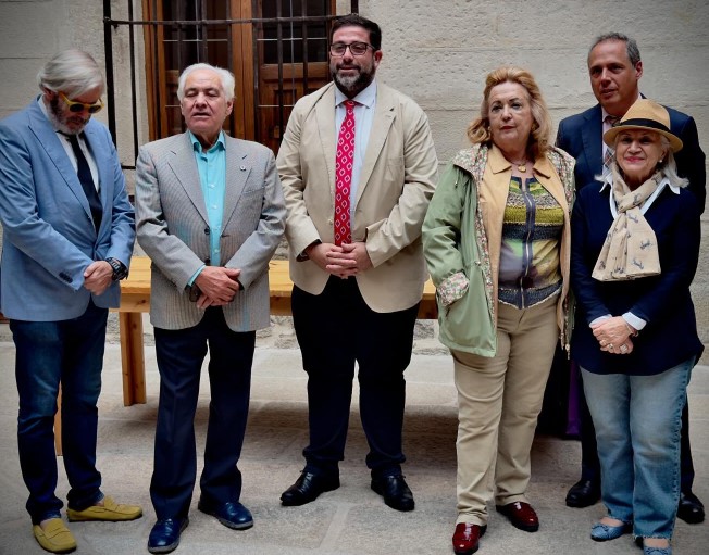 El alcalde de Avila, Jesús Sánchez Cabrera con el Jurado